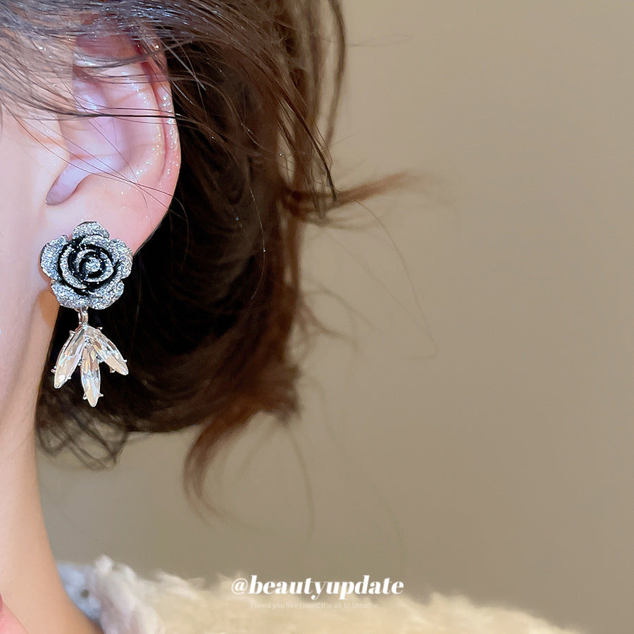 Orecchini a perno eleganti in resina floreale con strass per donna, stile minimalista di lusso