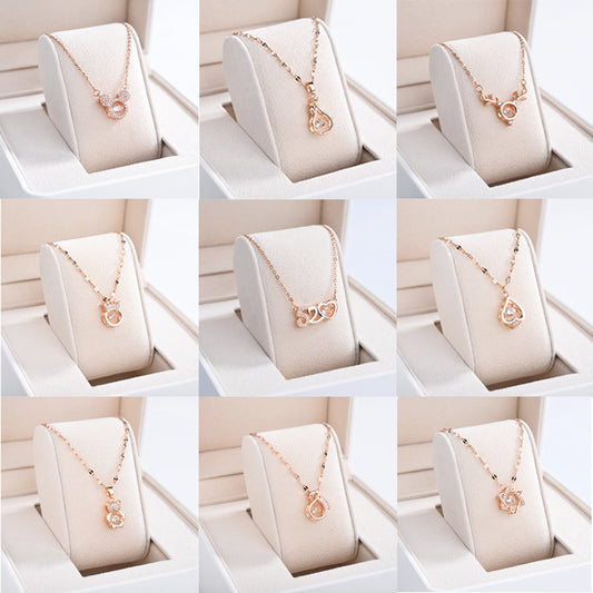 Collana pendente a quadrifoglio minimalista in acciaio al titanio con finitura placcata per donna