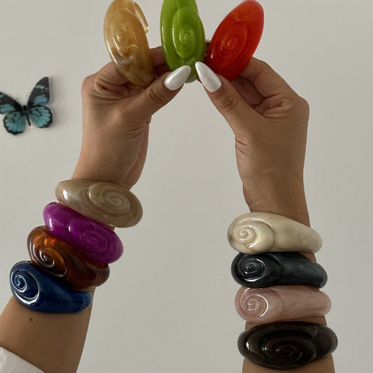 Brazalete de puño acrílico con degradado redondo de lujo para mujer