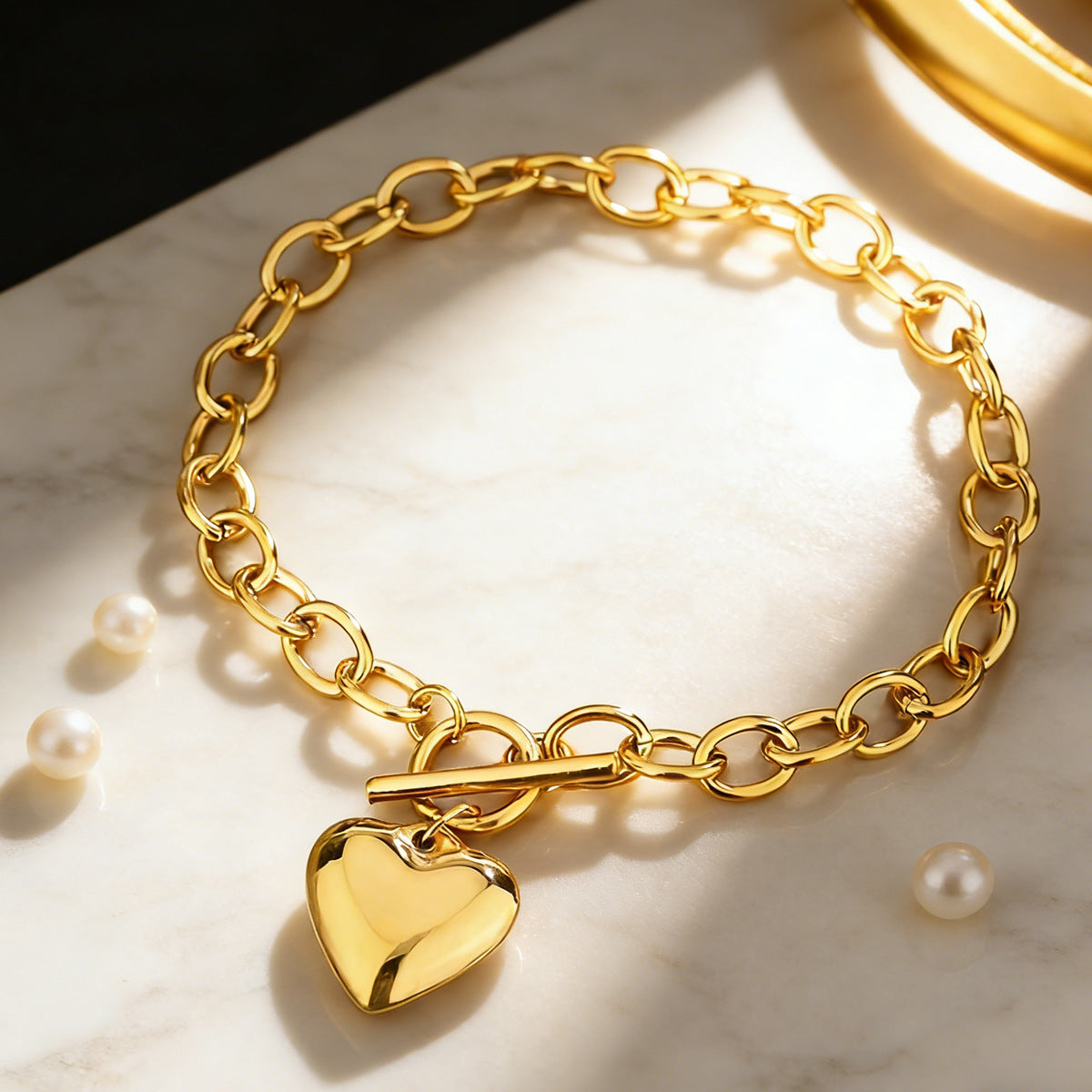 Elegante pulsera de acero inoxidable con forma de corazón para mujer con acabado chapado en oro de 18 quilates y cierre de palanca