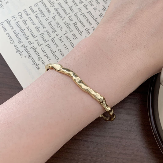 Pulsera minimalista de plata de ley 925, pulida, abierta, con diseño geométrico irregular y acabado martillado