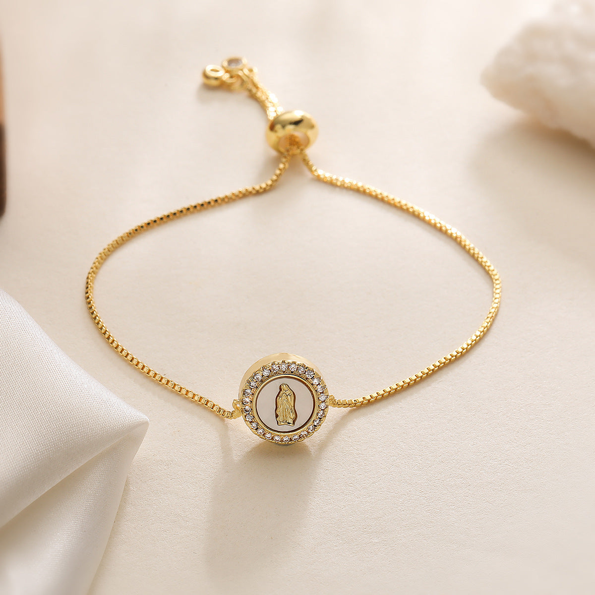 Bracciale da donna alla moda con conchiglia geometrica e ciondolo a croce, con base in rame placcato oro 18 carati e zirconi micropavé