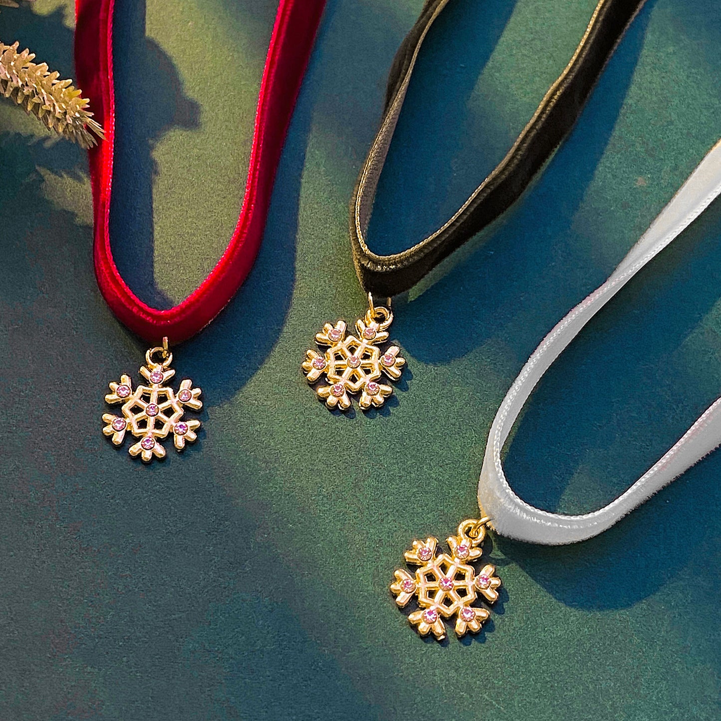 Collana girocollo vintage natalizia da donna con ciondolo a campana in lega, design geometrico, finitura galvanica, nastro in velluto regolabile
