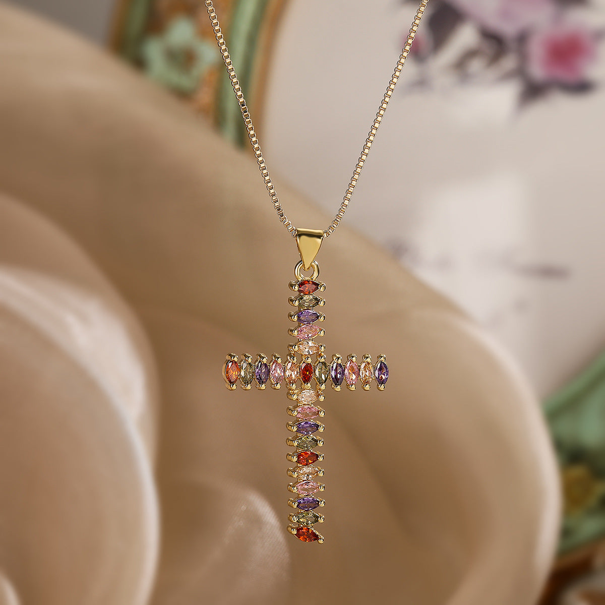 Collana Pendente a Croce Minimalista da Donna con Base in Rame Placcato Oro e Intarsio di Zirconi