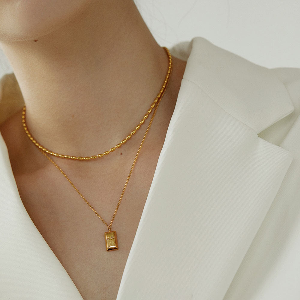 Collana Minimalista Geometrica in Acciaio Titanio a Doppio Strato per Donna e Uomo con Accenti Dorati e Design a Clavicola