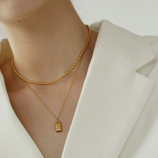 Collar minimalista de acero de titanio geométrico de doble capa para mujeres y hombres con acento chapado en oro y diseño de clavícula