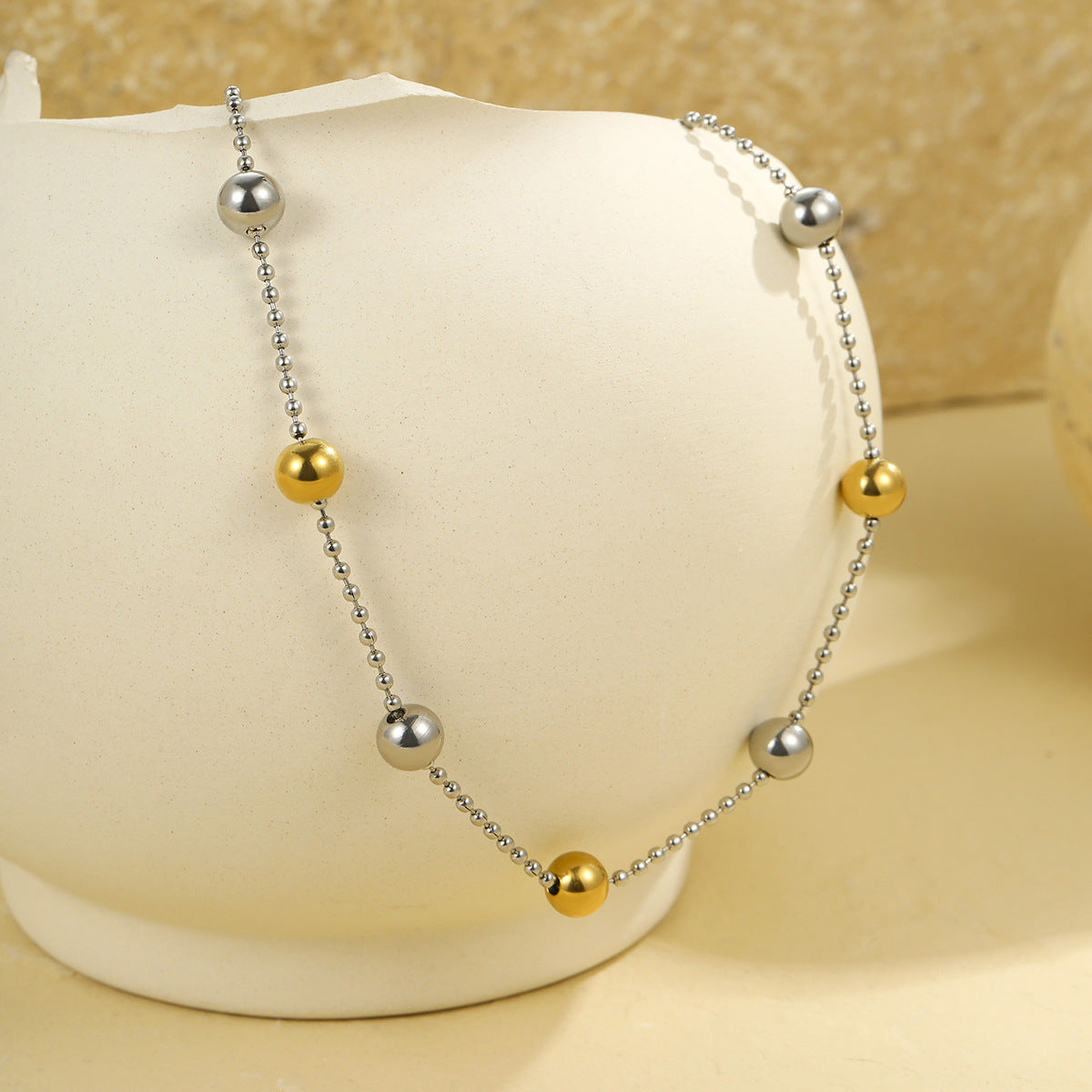 Collana geometrica minimalista in acciaio inossidabile con finitura lucida da donna, Ciondolo con perline rotonde e catena alla clavicola alla moda