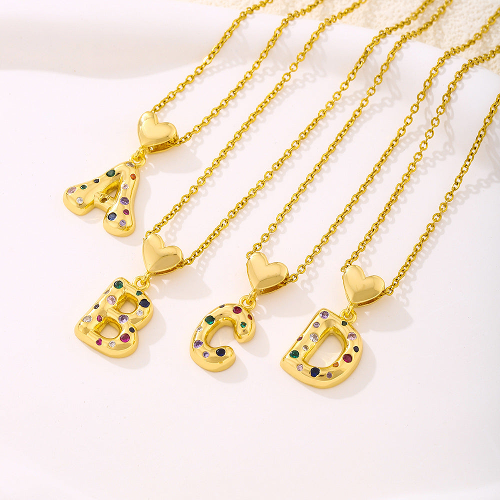 Elegante collana con ciondolo a lettera e cuore da donna in acciaio inossidabile con catena a maglie e dettagli a micro-pavé