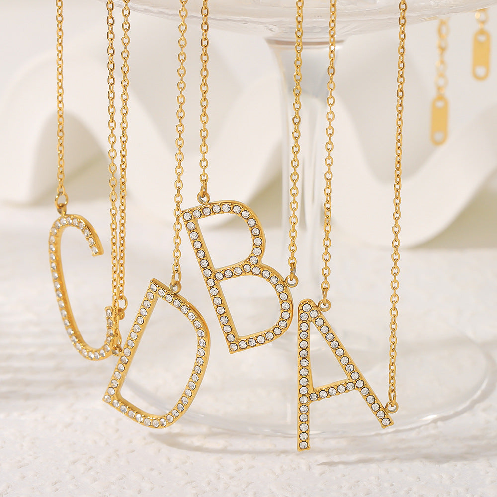 Collana con pendente minimalista in acciaio inossidabile a forma di lettera con intarsio di strass e placcatura in oro 18 carati su catena O per donna