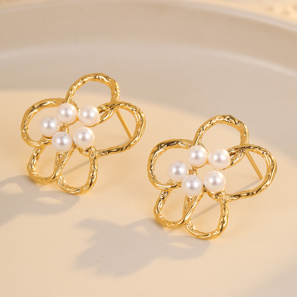 Eleganti Orecchini da Donna in Acciaio Inossidabile con Trafori Floreali, Perle e Placcatura Oro