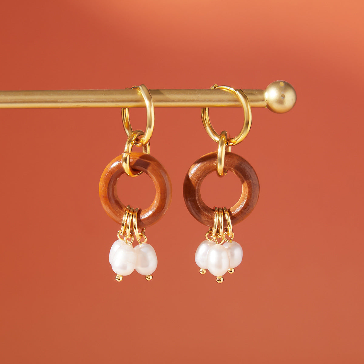 Orecchini a cerchio geometrici minimalisti in acciaio inossidabile con finitura placcata per donna, accento di perle, gioielli per l'orecchio in acciaio al titanio