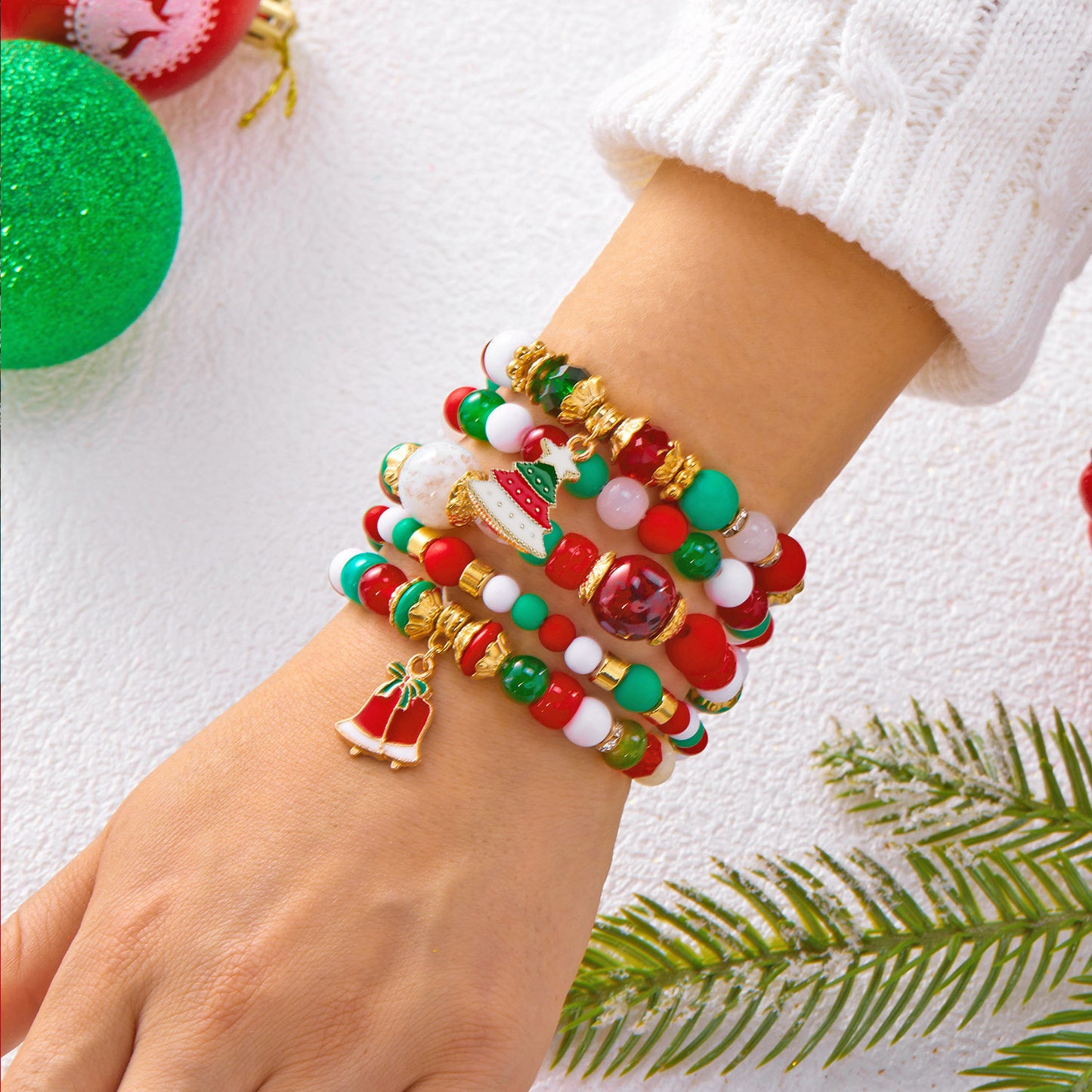 Set di braccialetti elastici da donna a tema natalizio alla moda con perline di Babbo Natale e renne in acrilico in lega