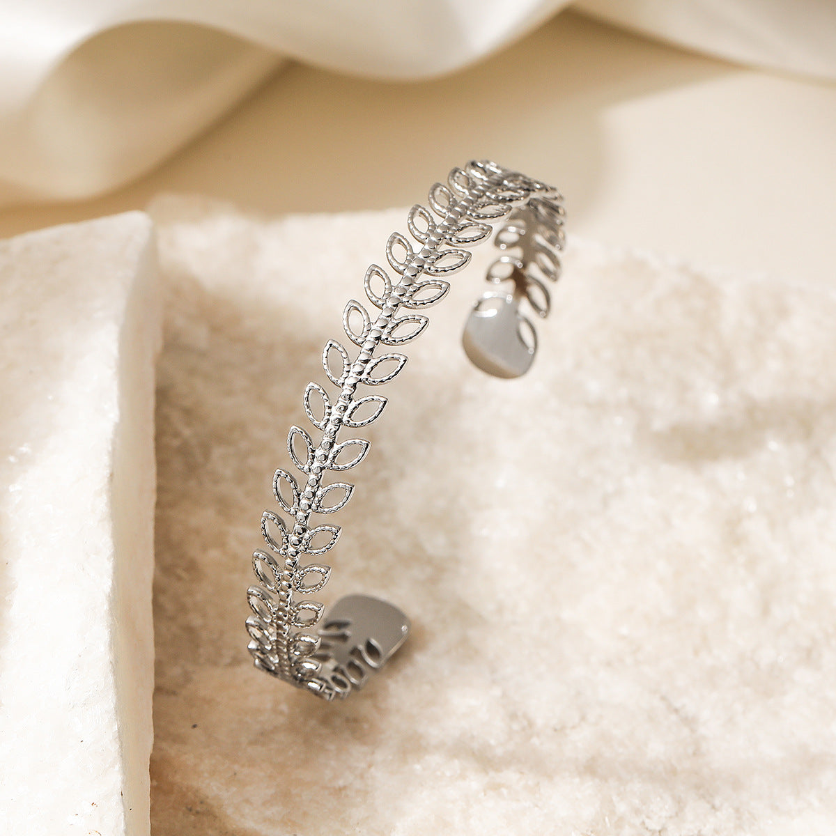 Bracciale minimalista da donna in acciaio inossidabile con spiga di grano vuota e placcatura in oro 18 carati