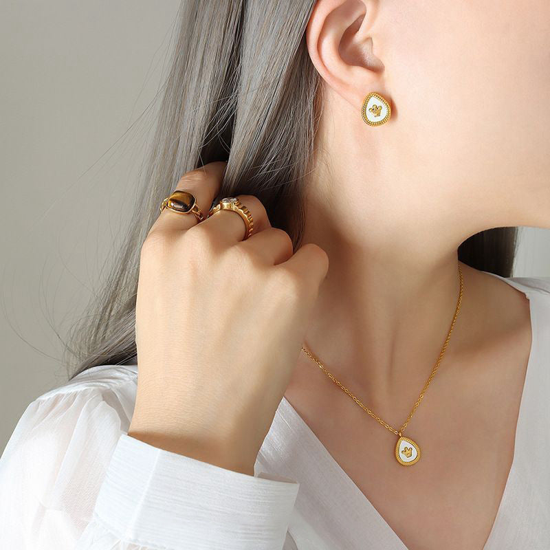 Vintage Adjustable Clavicle Necklace for Women with Crown and Teardrop-Shaped Titanium Steel Pendant, Gold-Plated Finish