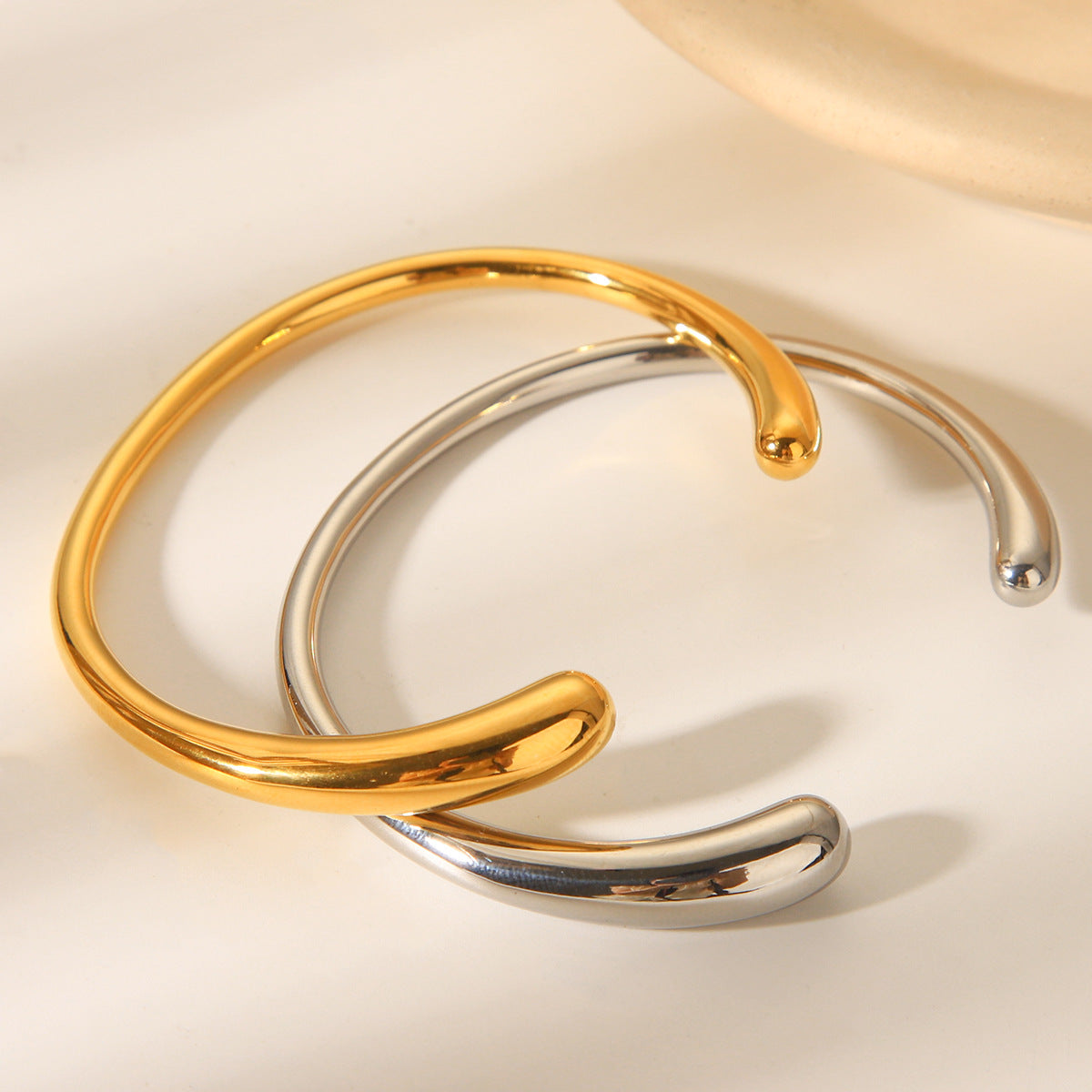 Minimalist Smooth Finish Titanium Steel Open Bangle for Women Cold Aesthetic Luxury Hypoallergenic 18K Gold Plated Bracelet