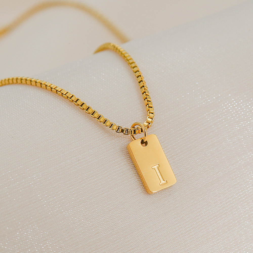 Collar con colgante de letra geométrica minimalista de acero inoxidable con baño de oro de 18 quilates para mujer