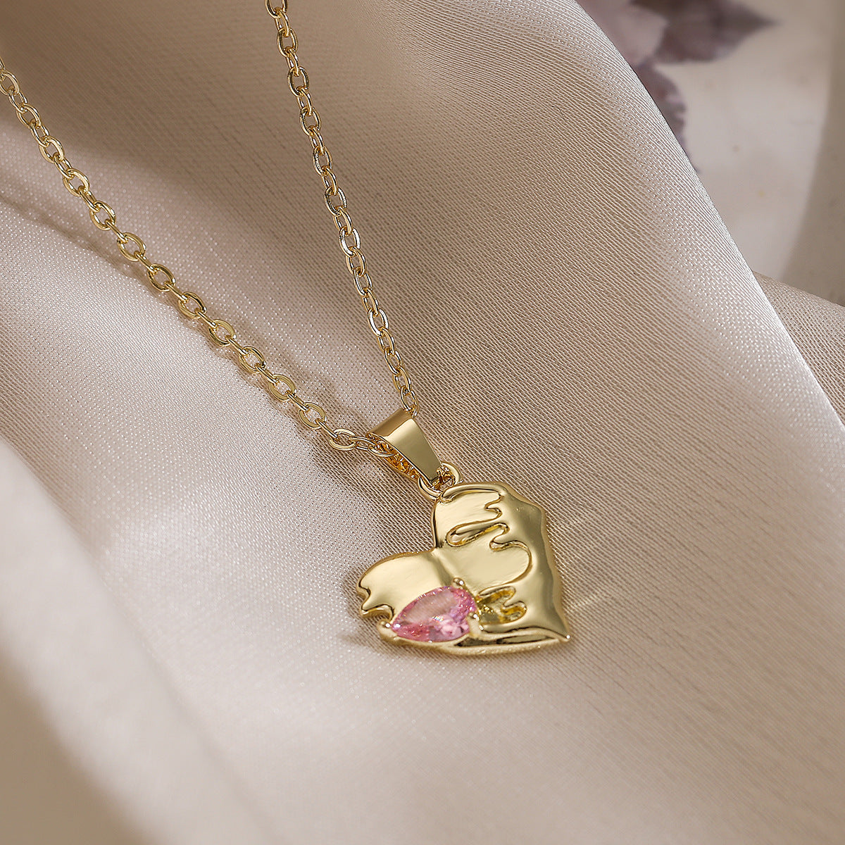 Elegante Collana Minimalista a Cuore in Rame Placcato Oro Vero con Pendente in Zirconia per Donna