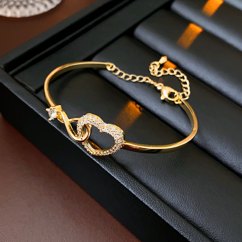 Pulsera minimalista elegante de latón chapado con circonita cúbica y corazón geométrico para mujer