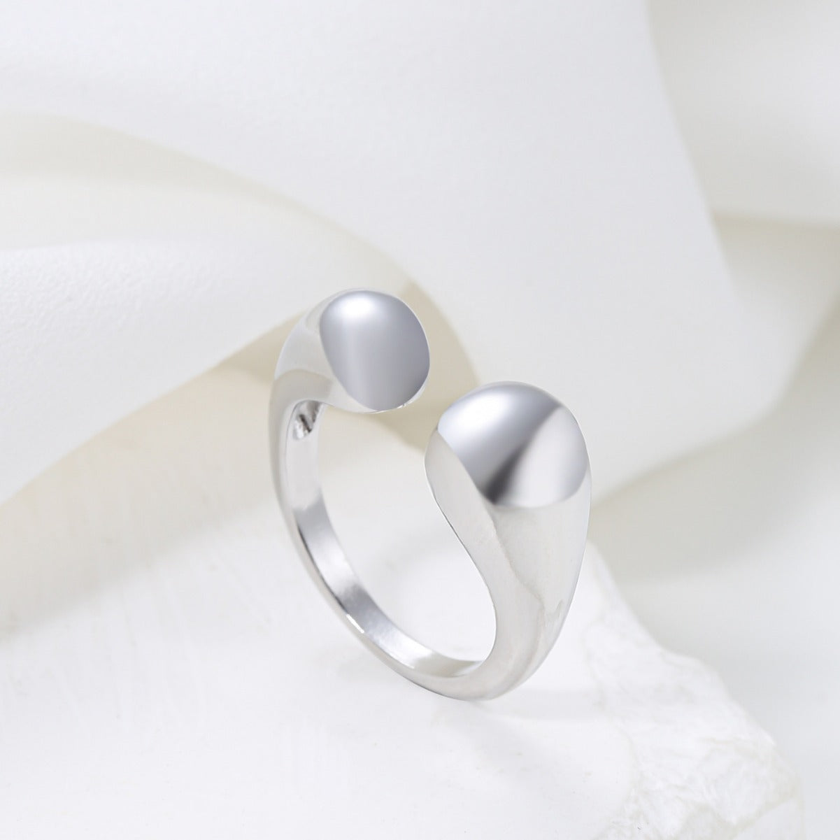 Anillo ajustable de aleación de zinc minimalista en forma de gota de agua con acabado pulido para mujer