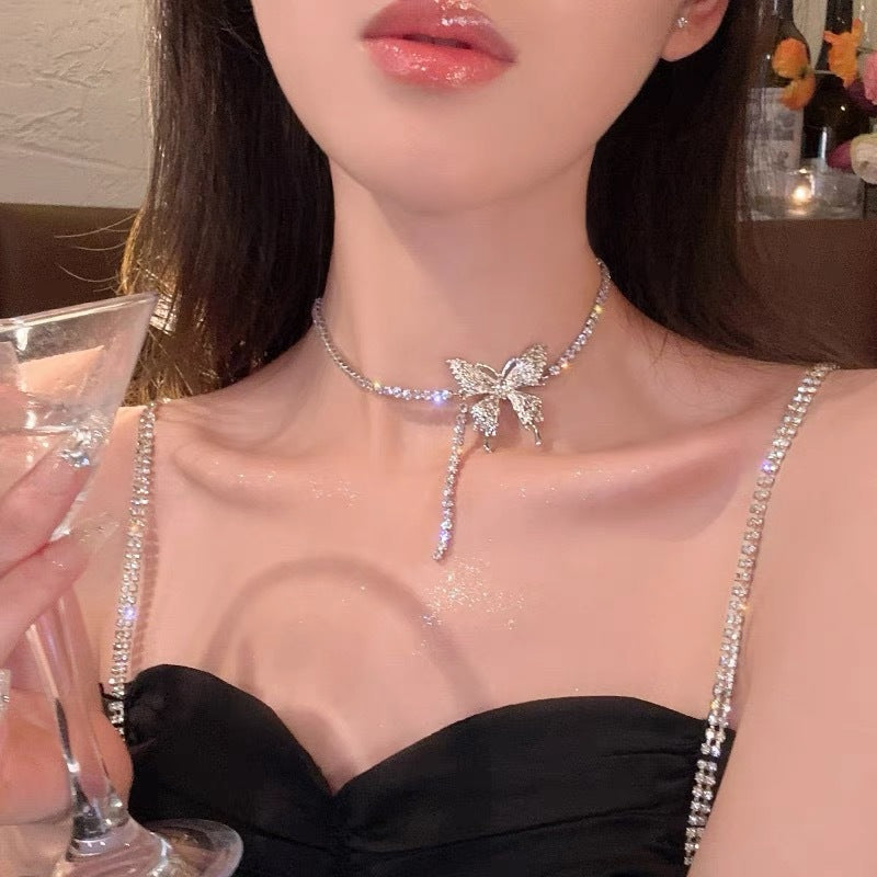 Elegante collar con colgante de lazo de diamantes de imitación y detalles de nácar perlado para mujer — Delicada cadena para clavícula en estilo de lujo minimalista y a la moda