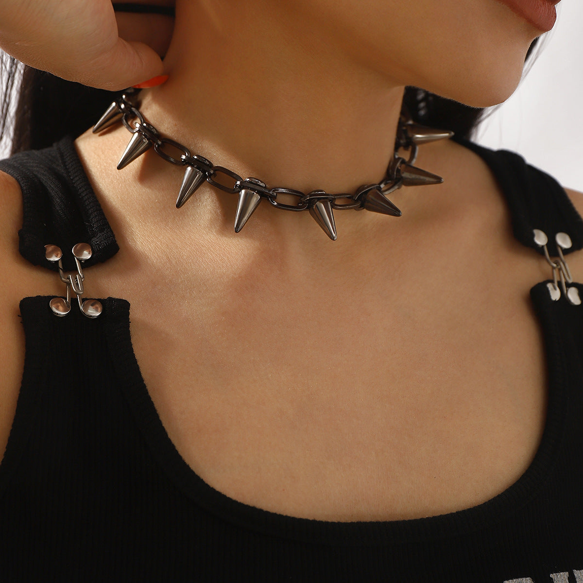 Collana a clavicola da donna in ferro placcato nero con rivetti stile punk