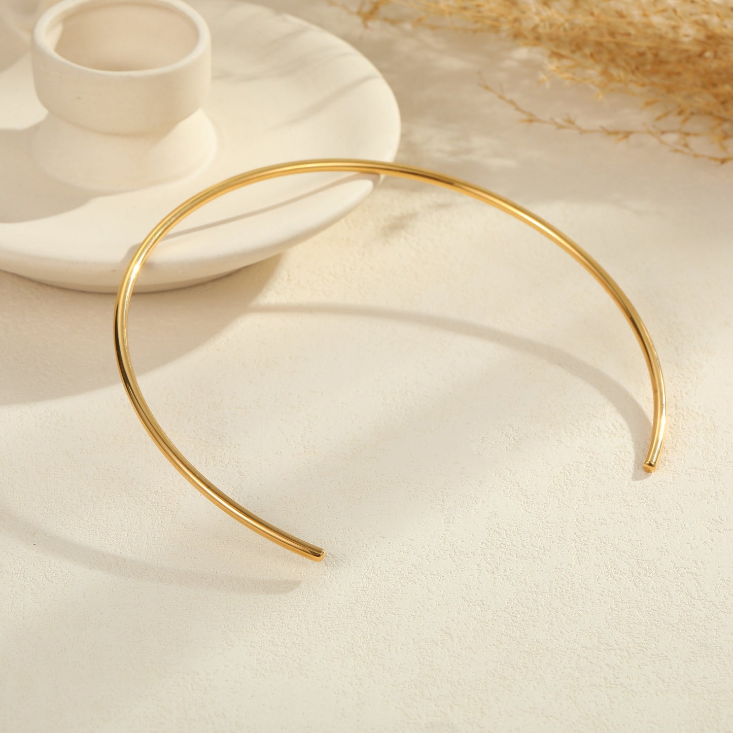 Collana con ciondolo geometrico minimalista in acciaio al titanio con cordino nero e finitura galvanizzata da donna