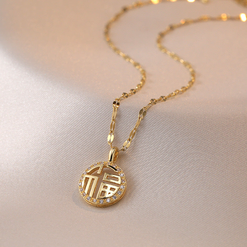Collana con ciondolo minimalista carattere cinese Fu in acciaio al titanio placcato oro e catena ondulata per donna