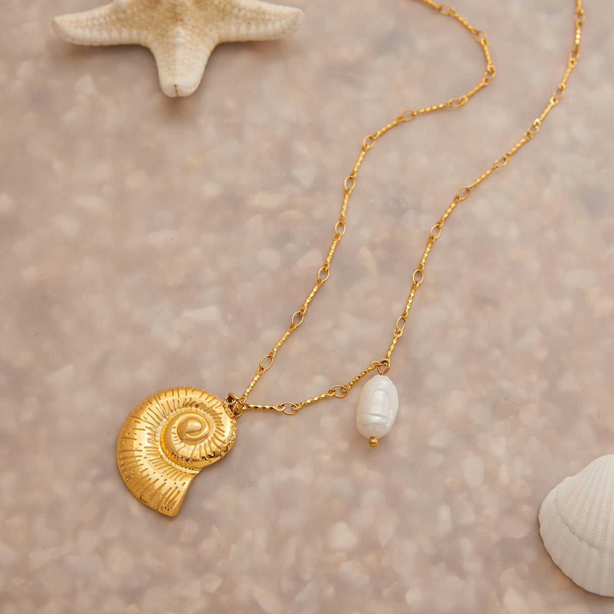 Collana da donna di lusso in acciaio inossidabile placcato oro 18 carati, geometrica, con pendente a conchiglia in acciaio al titanio