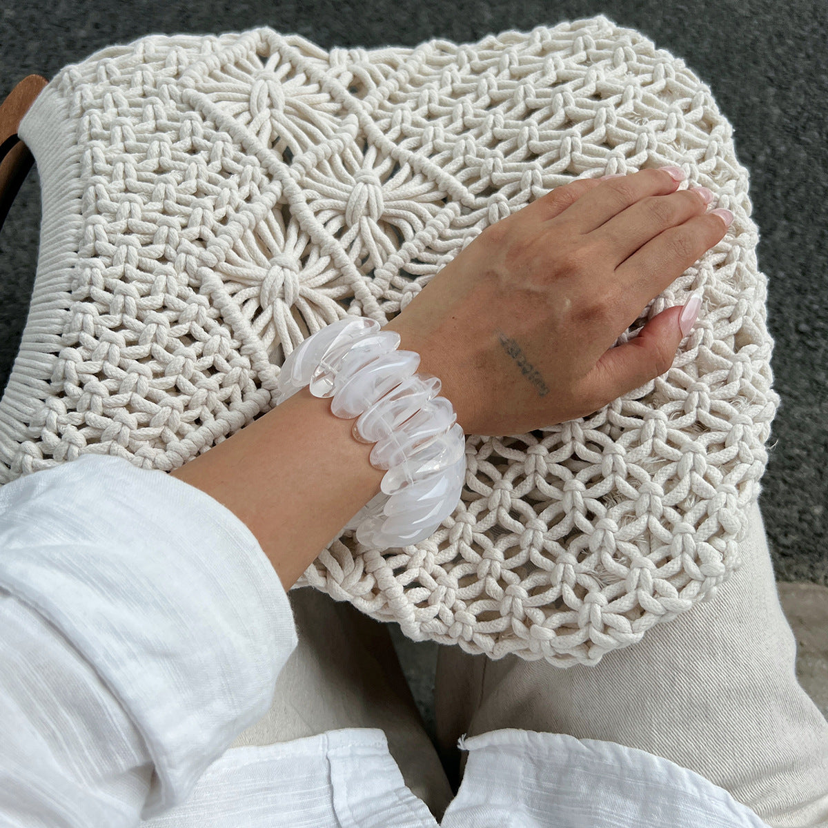 Pulsera de acrílico geométrica audaz con efecto jaspeado y banda flexible para mujer