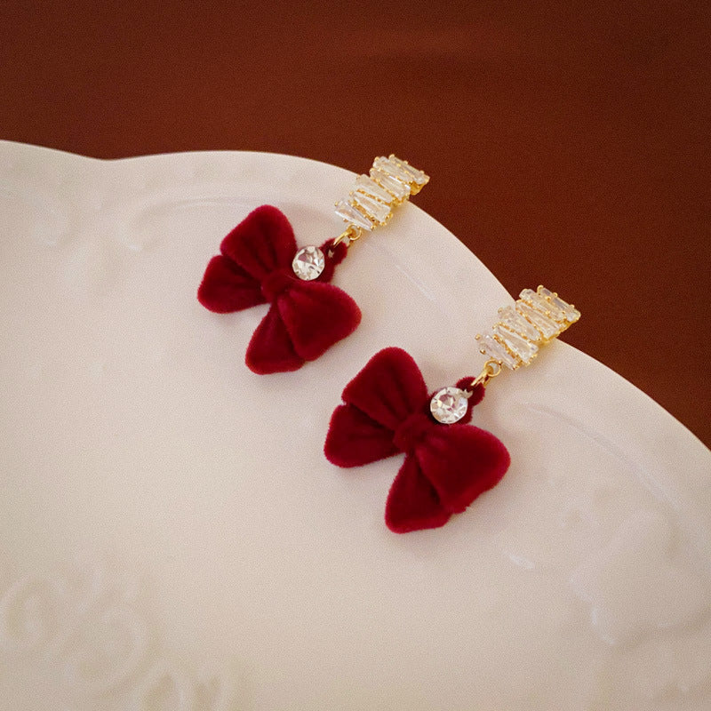 Orecchini di lusso a fiocco con cuore e motivo floreale in lega con intarsio di strass e perni in argento 925