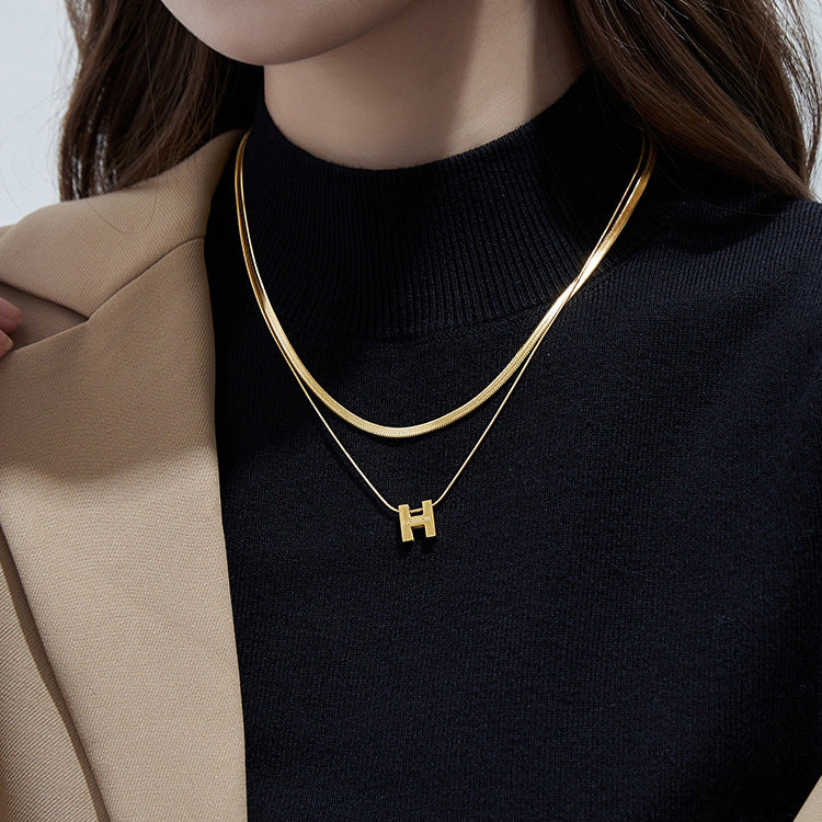 Collar minimalista de acero de titanio con colgante de letra H y acabado chapado en cadena de serpiente para mujer y hombre