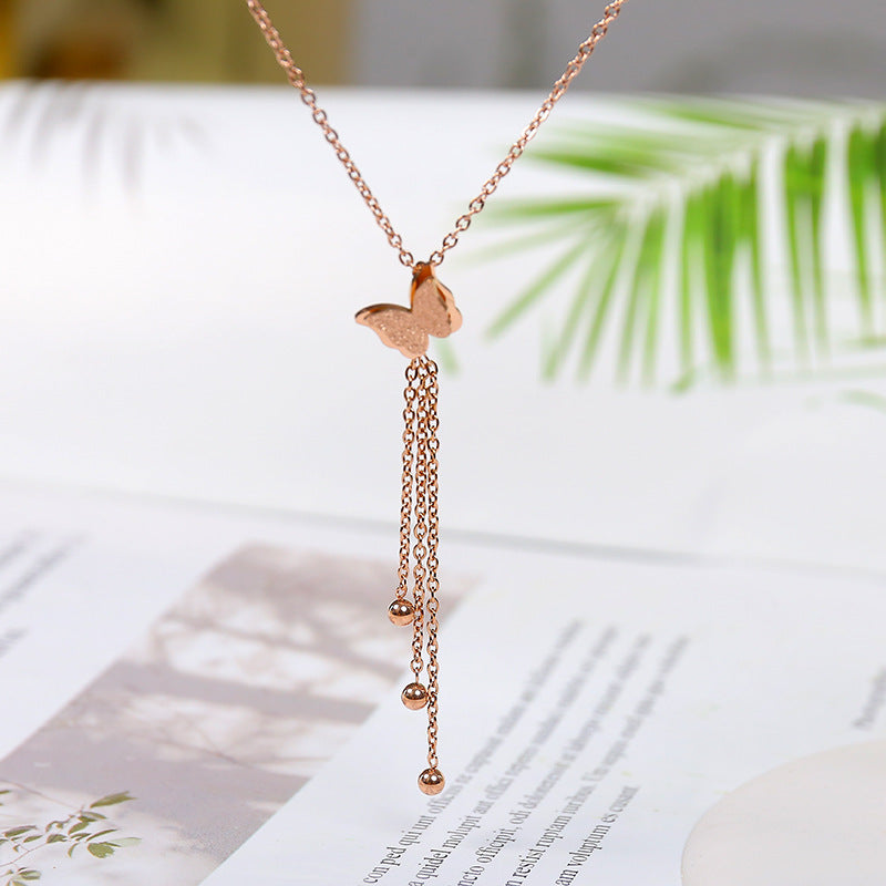 Collar con colgante de mariposa minimalista de acero de titanio con baño de oro para mujer