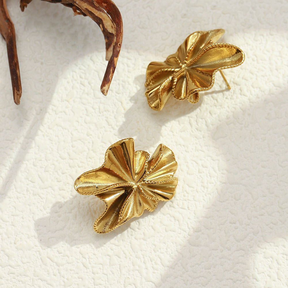 Orecchini floreali minimalisti in acciaio inossidabile con placcatura in oro 18 carati e design a petalo testurizzato da donna