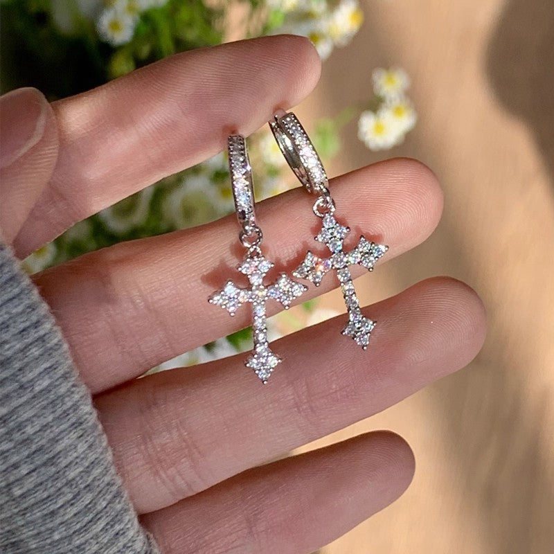 Orecchini a perno minimalisti a stella con perle e accenti di zirconi, su perni in acciaio ipoallergenico
