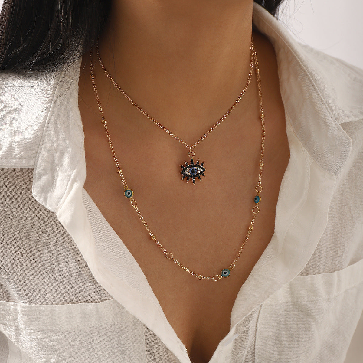 Collana con ciondolo a occhio di Allah geometrico, dolce e audace, con intarsi in strass e dettagli in smalto su catena a O