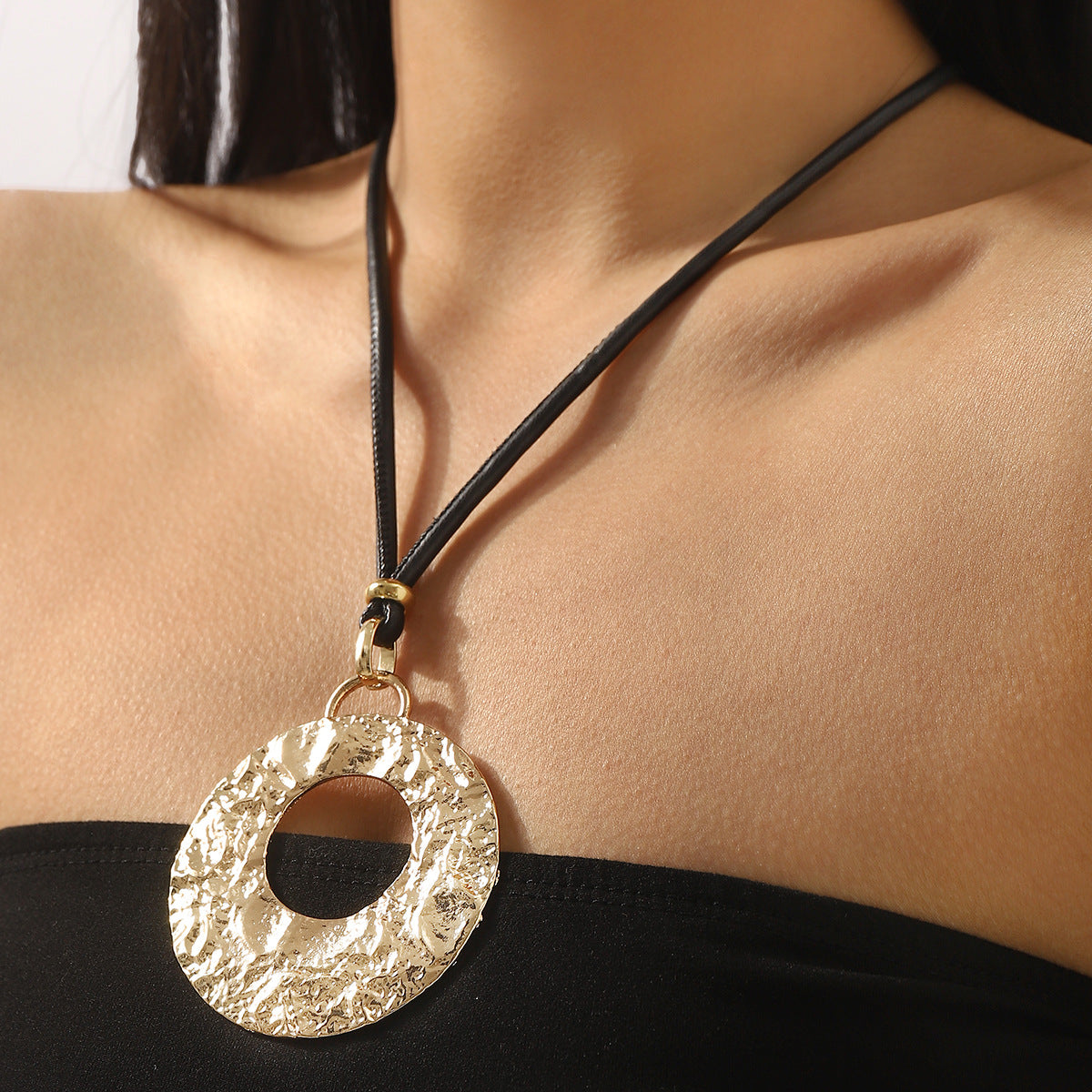 Collana lunga in lega rotonda testurizzata retrò con cordino in pelle da donna