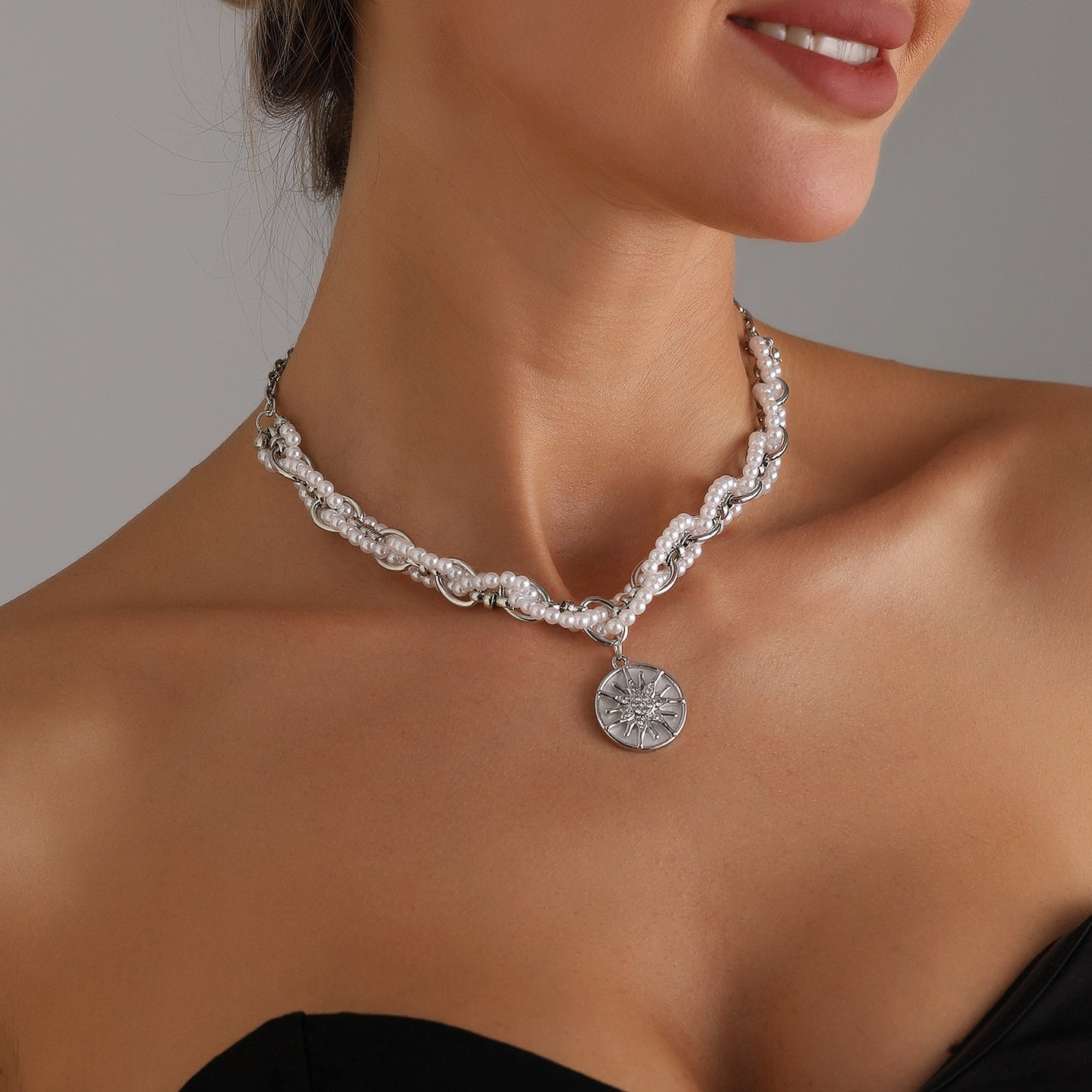 Collar con colgante de estrella geométrica de aleación con acabado galvanizado para mujer - Delicada cadena para clavícula y cadena para suéter