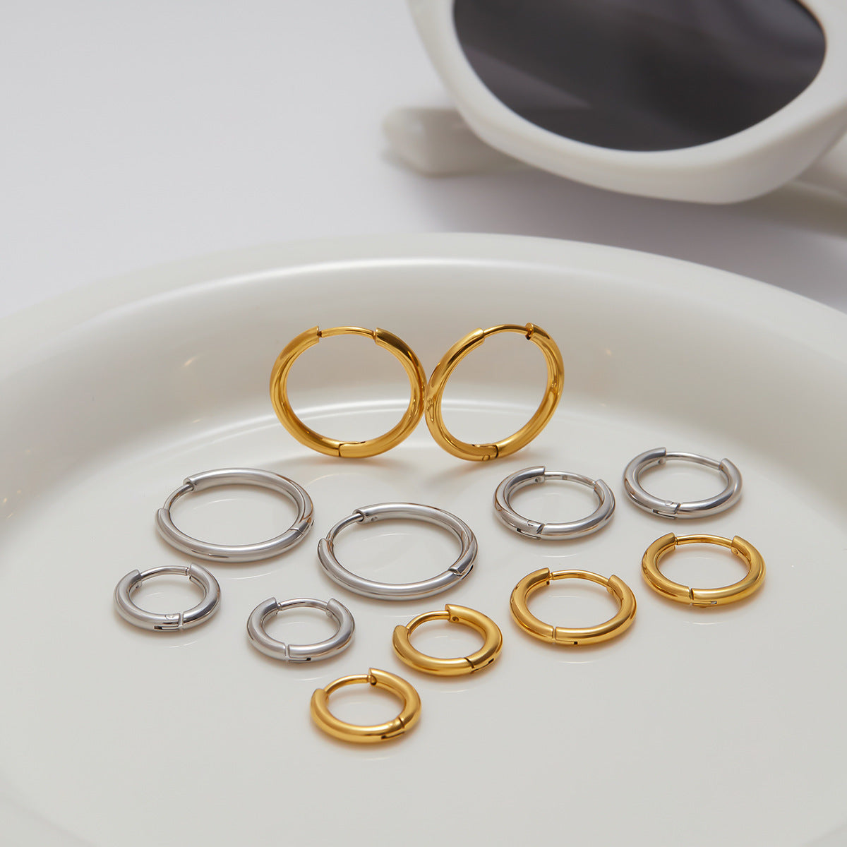 Orecchini a Cerchio Minimalisti Geometrici da Donna in Acciaio Inossidabile con Finitura Placcata e Ganci in Acciaio al Titanio Ipoallergenici
