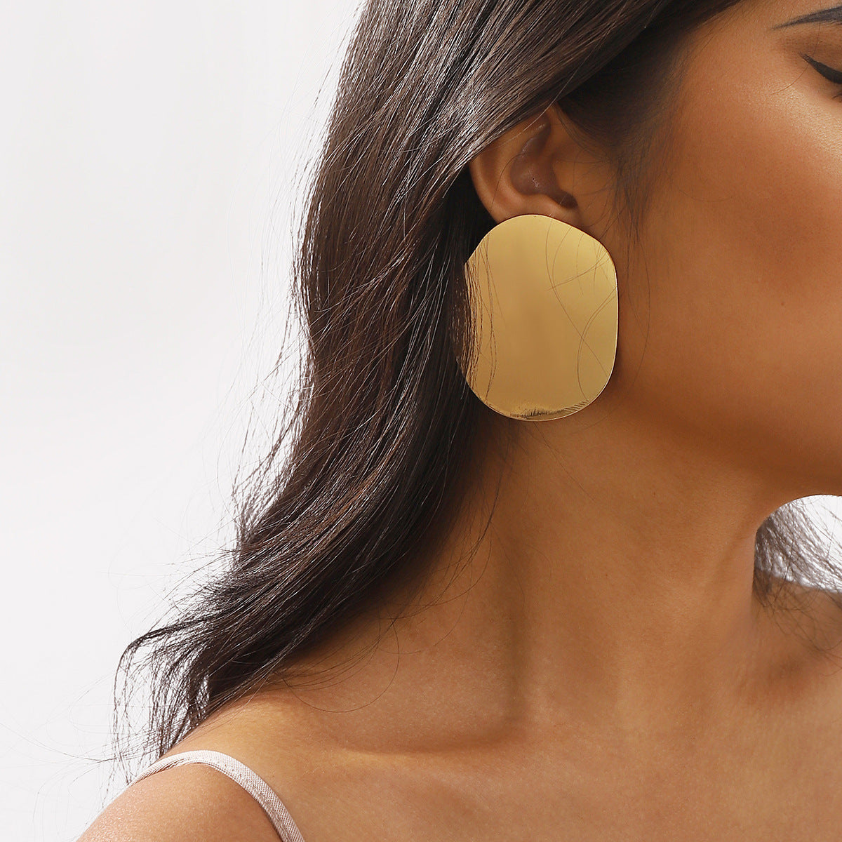 Pendientes de aleación con diseño geométrico atrevido para mujer, con superficie pulida brillante y diseño asimétrico irregular
