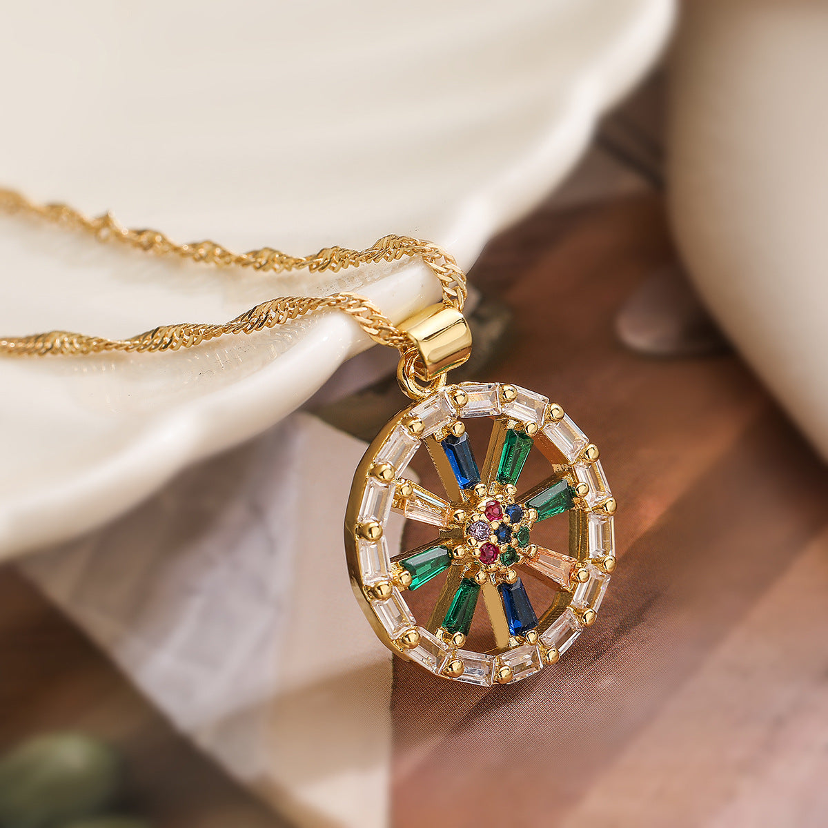 Collana con Pendente a Cuore Geometrico Minimalista da Donna con Base in Rame Placcata Oro 18K e Intarsio di Zirconi