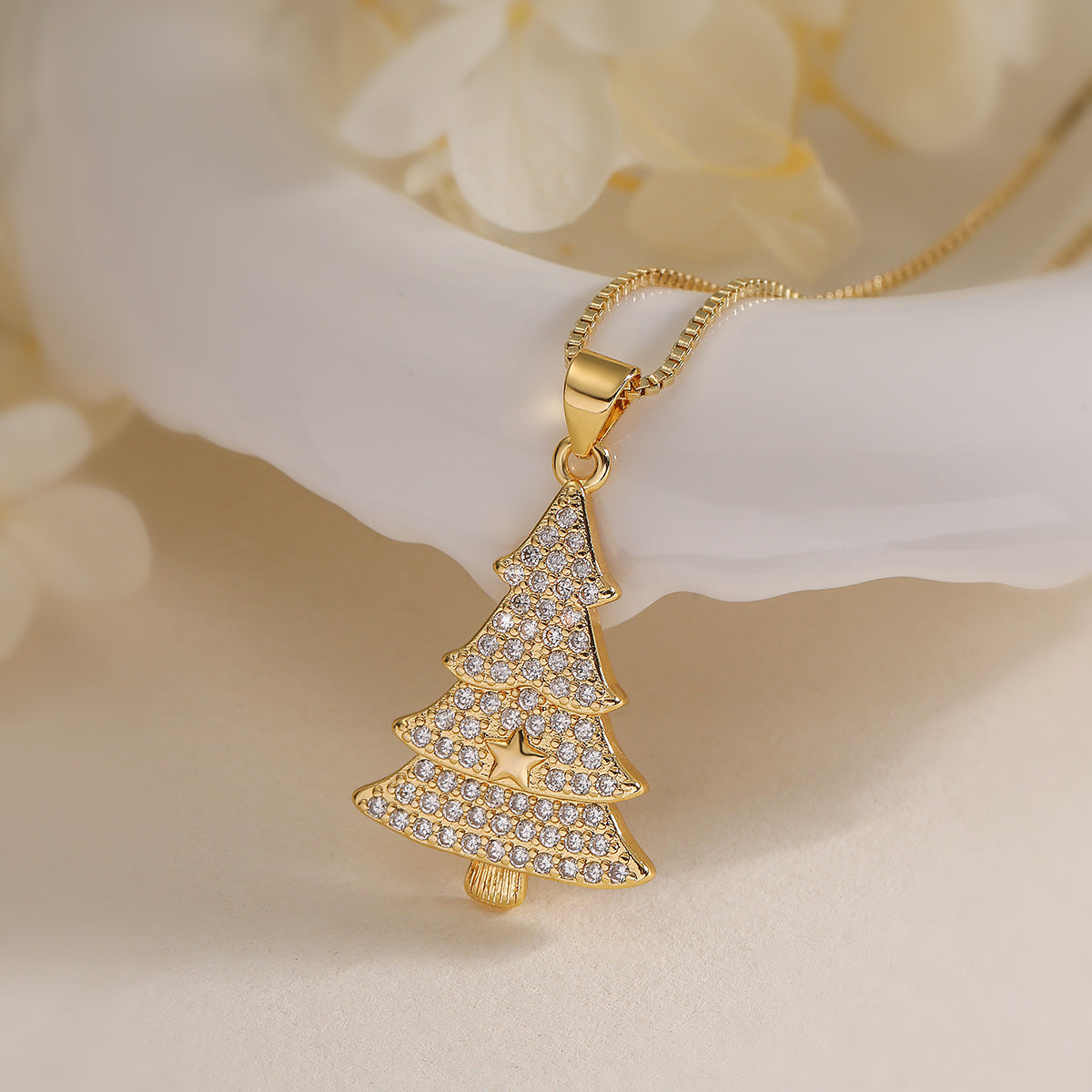Collana pendente con albero di Natale geometrico minimalista da donna con base in rame e placcatura in oro 18 carati, intarsio di zirconi, delicata catena per clavicola
