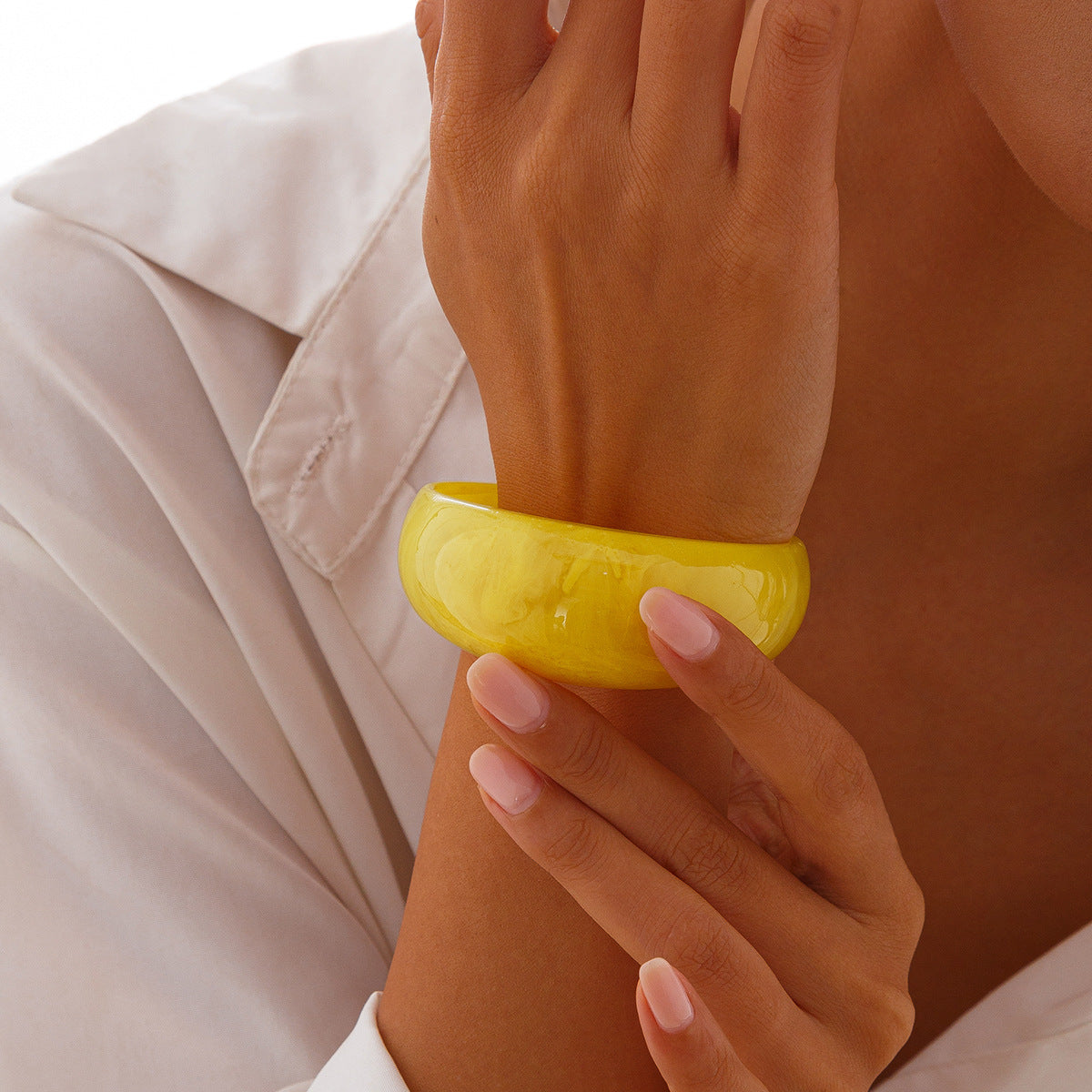 Pulsera geométrica de acrílico asimétrica atrevida con acabado pulido para mujer