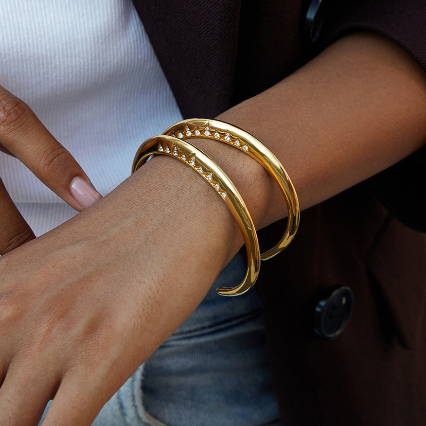 Elegante Bracciale in Acciaio al Titanio con Accenti di Strass Bianchi Motivo Cristallo di Ghiaccio Bracciale a Polsino Regolabile da Donna Minimalista alla Moda