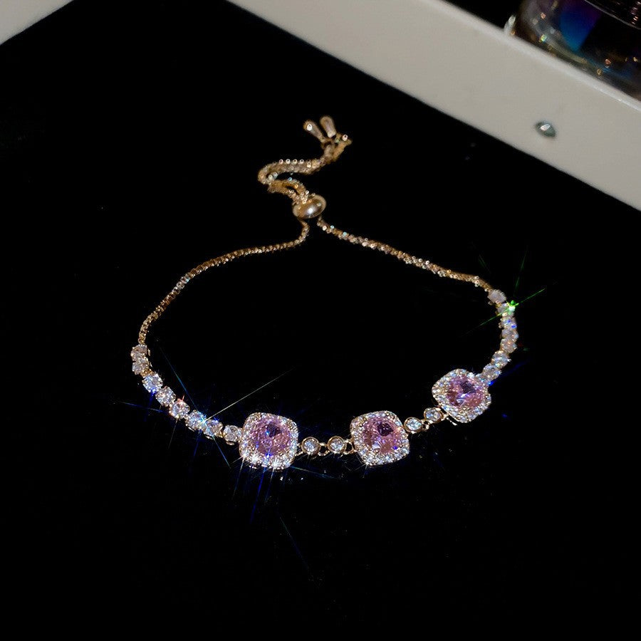 Elegante bracciale da donna con fiore geometrico e accenti in zircone, in rame placcato, stile trendy da ufficio, gioiello versatile e lussuoso per la mano