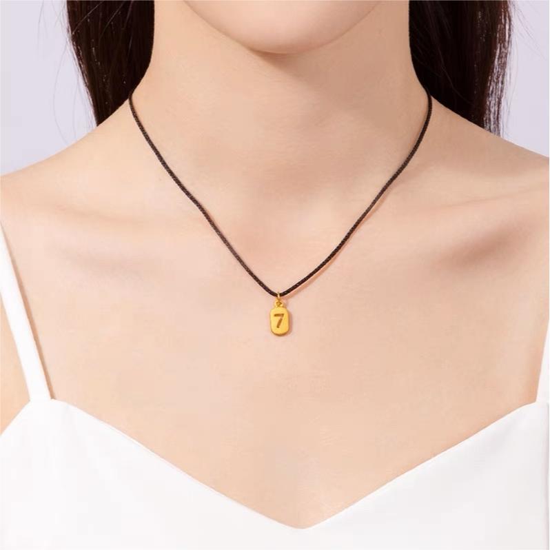 Collana con ciondolo a baccello di loto e zucca in stile etnico da donna con charm in rame placcato oro, dettaglio nappa, catena in cordino nero