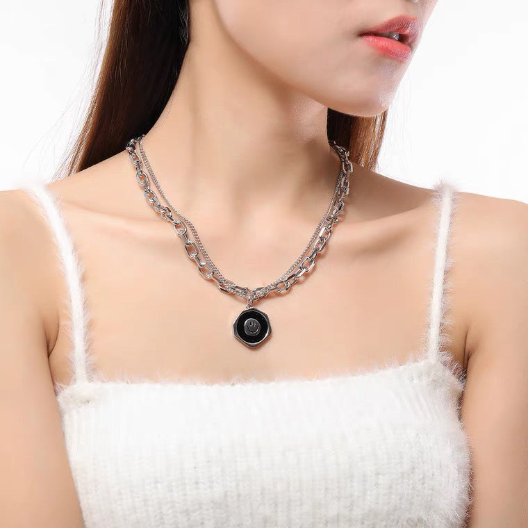 Collana pendente con faccina sorridente geometrica minimalista da donna in acciaio al titanio, catena lunga a strati per maglione
