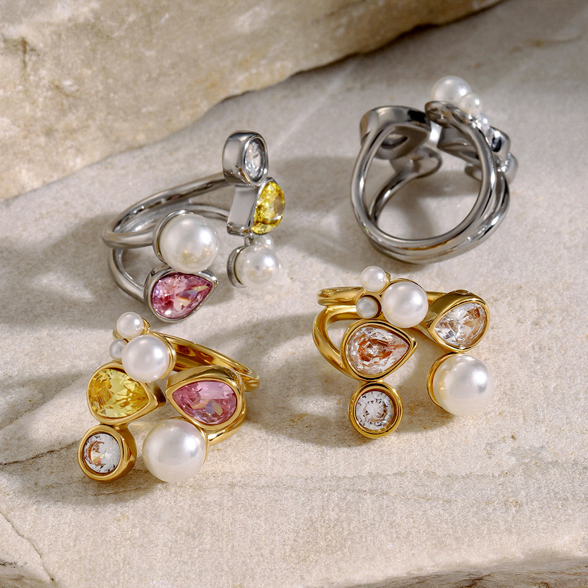 Anello aperto da donna in acciaio inossidabile placcato oro 18 carati con zircone bianco irregolare e perle d'imitazione stile Ins