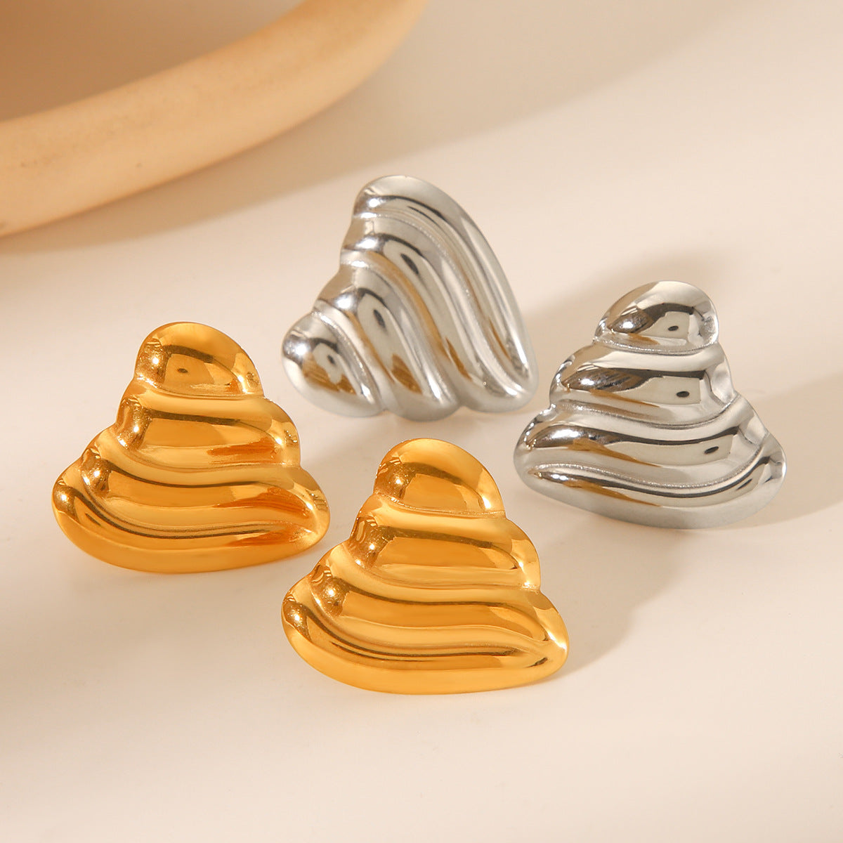 Pendientes minimalistas de acero inoxidable con forma de corazón y baño de oro de 18 quilates para mujer