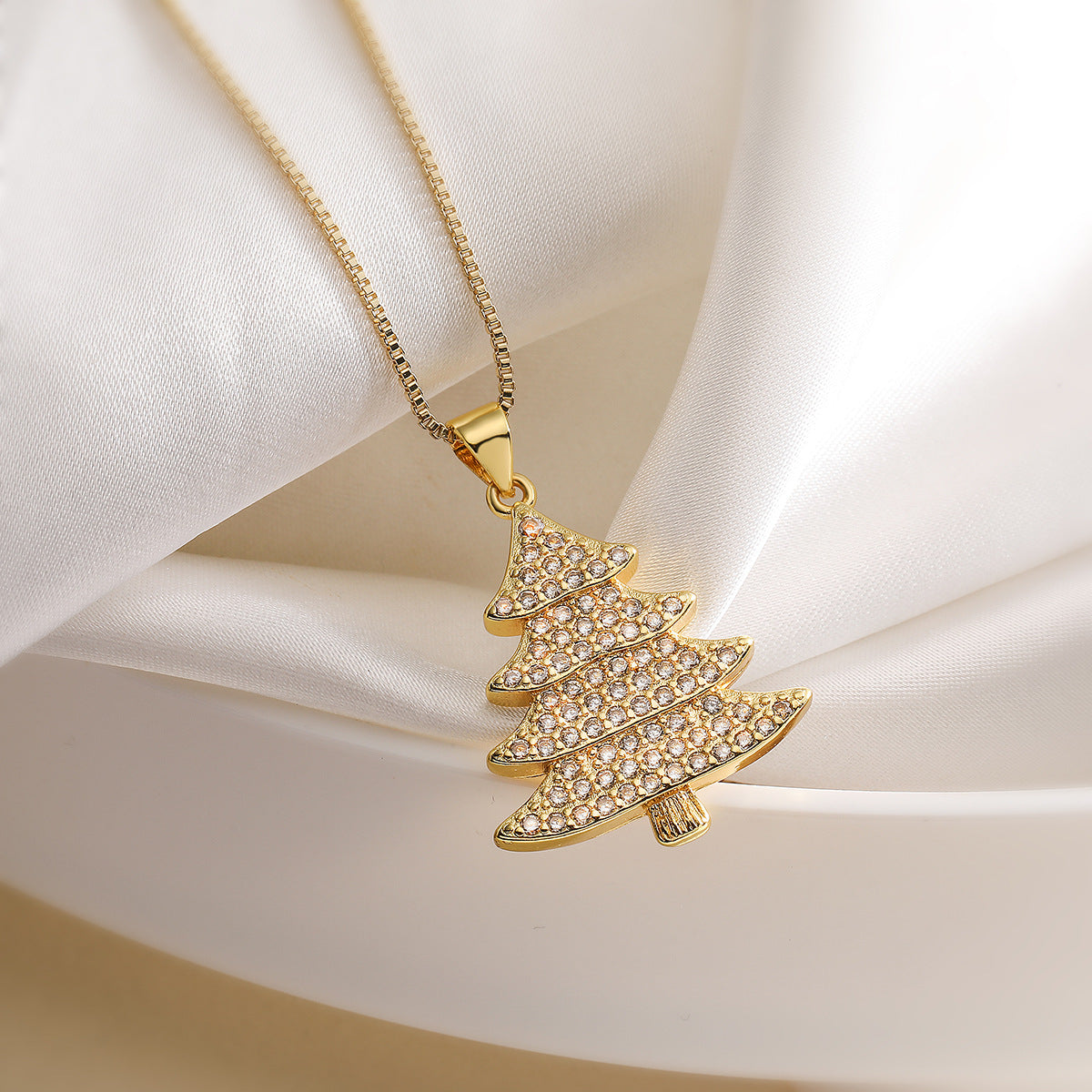 Collana pendente con albero di Natale geometrico minimalista da donna con base in rame e placcatura in oro 18 carati, intarsio di zirconi, delicata catena per clavicola