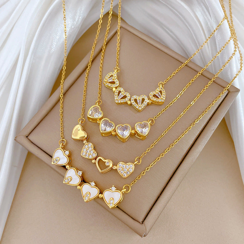 Collana con pendente a forma di cuore e quadrifoglio in stile cartone animato, in acciaio al titanio con intarsio di strass, catenina regolabile con chiusura a moschettone per donna e uomo
